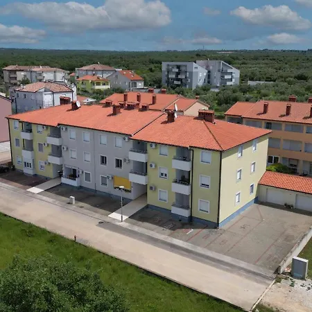 La E Bella Apartament Peroj